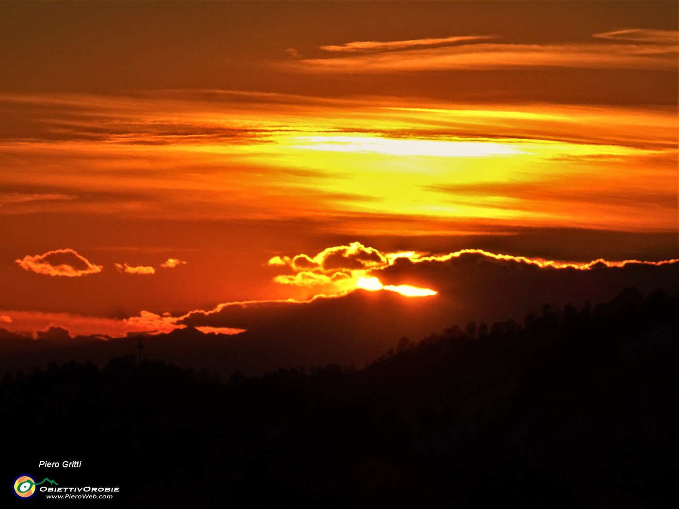 78 Cielo e nubi colorati di rosso tramonto.JPG